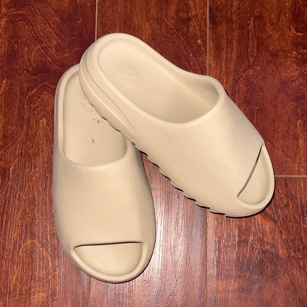 Adida’s Yeezy Women’s Slides